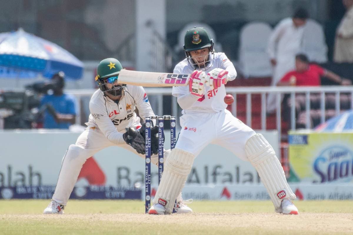 Pak vs Ban: पहले टेस्ट में बांग्लादेश ने पाकिस्तान को चटा दिया धूल, जीत के बेहद करीब