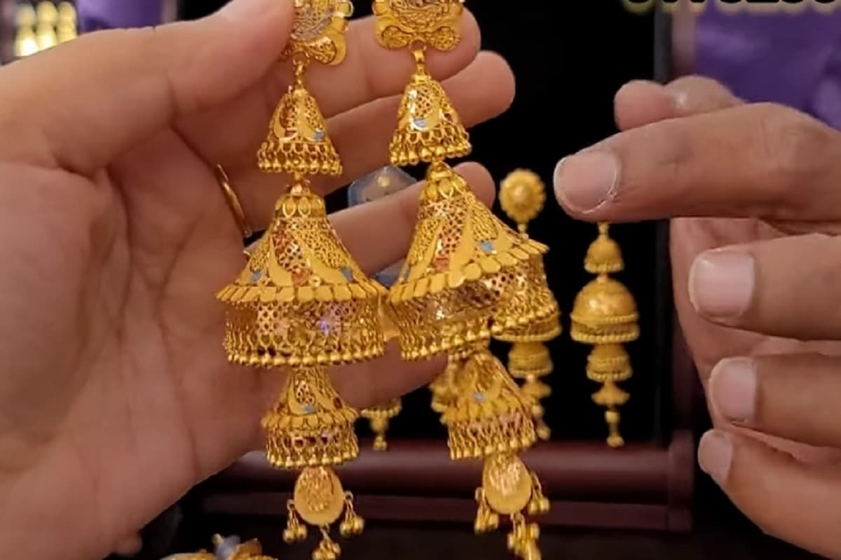 सावन की बारिश में धुलकर कुंदन हो गया सोना, चांदी पर मंदी के बादल