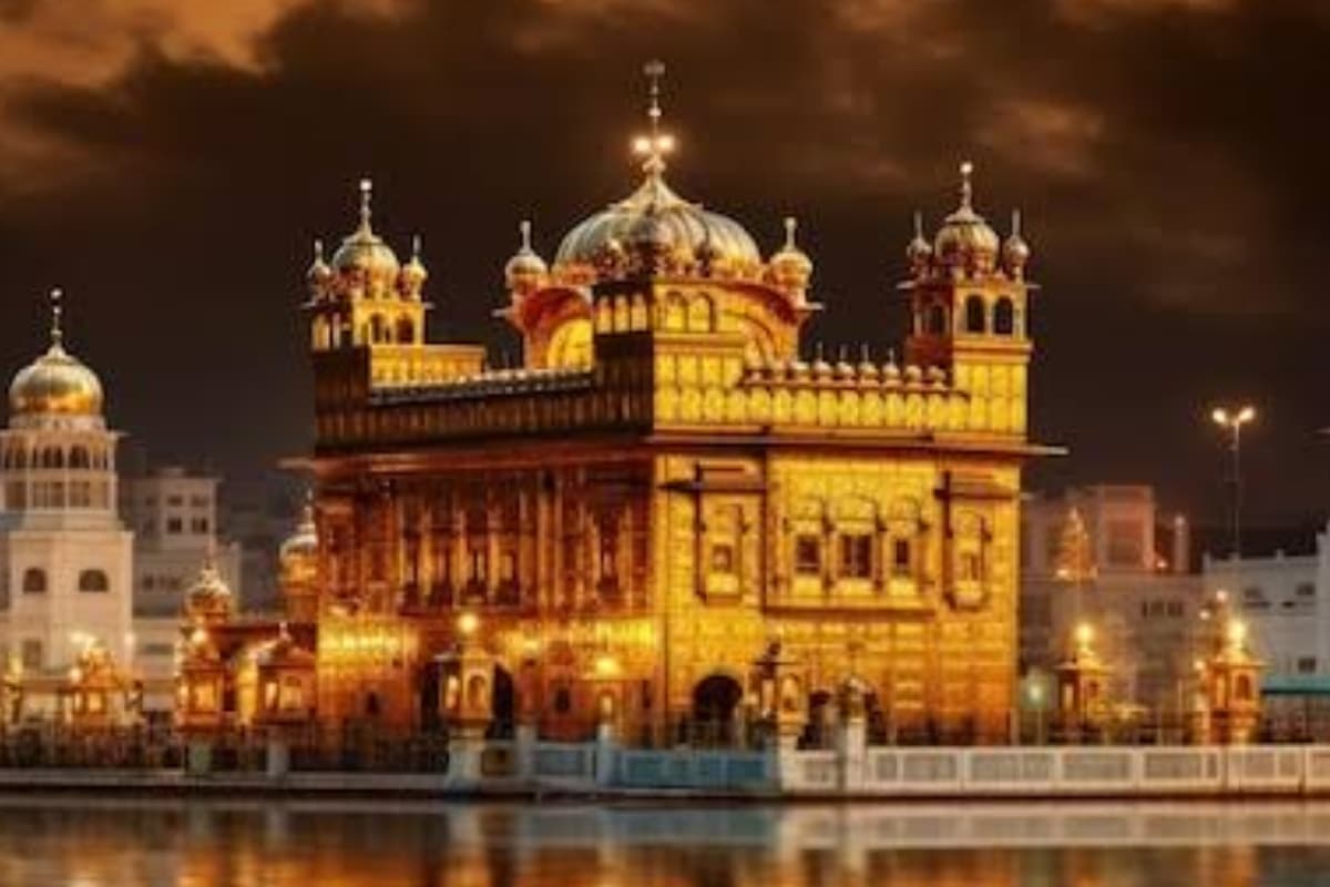 Golden Temple: संगमरमर और तांबे से बना यह मंदिर है सिख धर्म का पवित्र तीर्थ स्थल