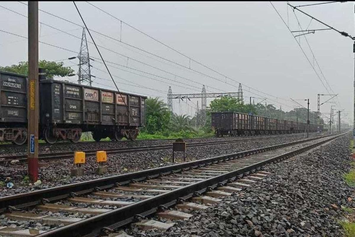 Indian Railways News: झारखंड के गालूडीह में अचानक दो भागों में बंटी चलती मालगाड़ी, लोको पायलट की सूझबूझ से टला हादसा