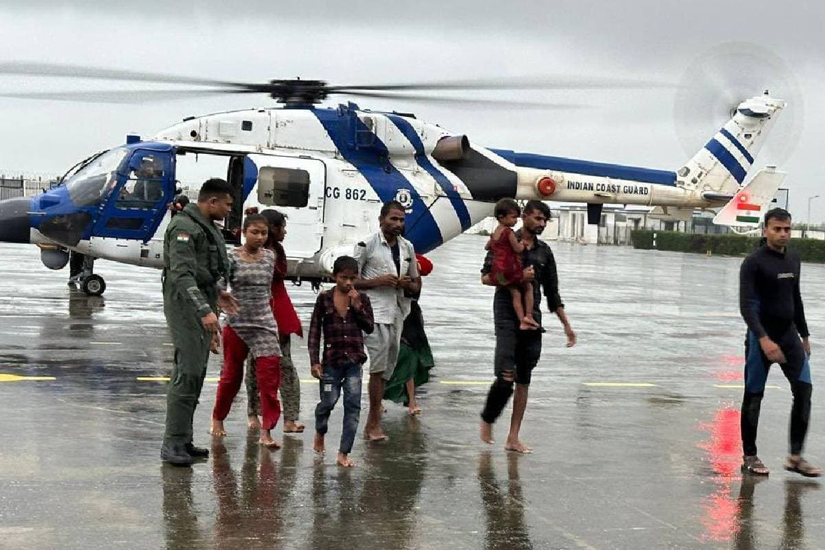 Gujarat Floods Video : रस्सी के सहारे बची जिंदगी, सामने आया ये वीडियो