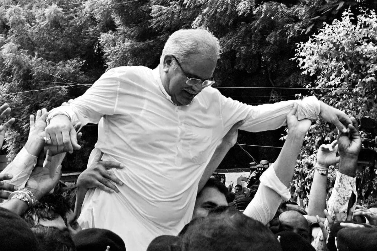 Happy Birthday Bhupesh Baghel: 64 साल के भूपेश बघेल जब बैठे कंधे पर, कहा- अभी तक ऐसा बैरिकेड नहीं बना जो…