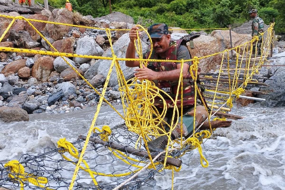 Himachal Pradesh Cloudburst : अबतक 13 की मौत, कुछ इस तरह सेना कर रही है मदद, लोगों ने कहा- थैंक्स