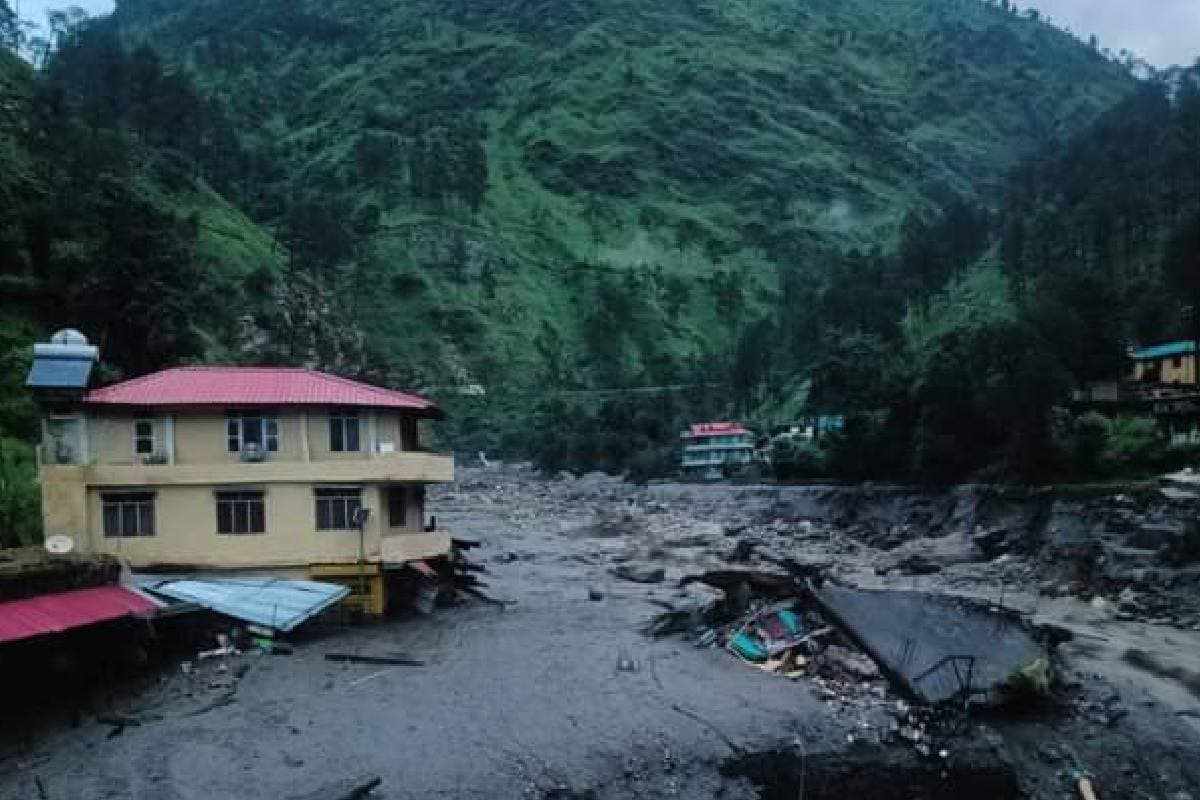 Himachal cloudbursts: ड्रोन ढूंढ़ रहा है मलबे में जिंदगी, तस्वीरों में देखें कुल्लू, मंडी और शिमला के हालात