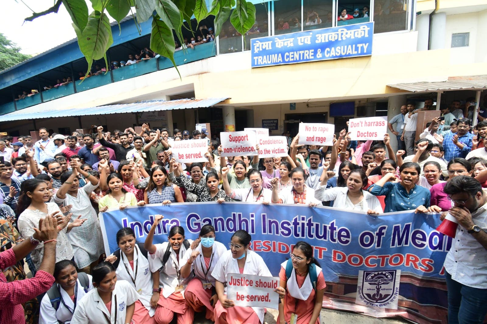 कोलकाता में डॉक्टर की हत्या के विरोध में IGIMS के डॉक्टर्स ने किया प्रदर्शन, इमरजेंसी सेवा भी किया बंद