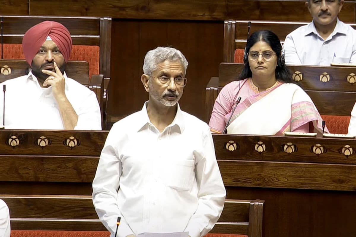 Bangladesh Crisis: बांग्लादेश में प्रदर्शनकारियों ने मंदिरों को बनाया निशाना, पड़ोसी देश के हालात बेहद खराब, संसद में बोले विदेश मंत्री