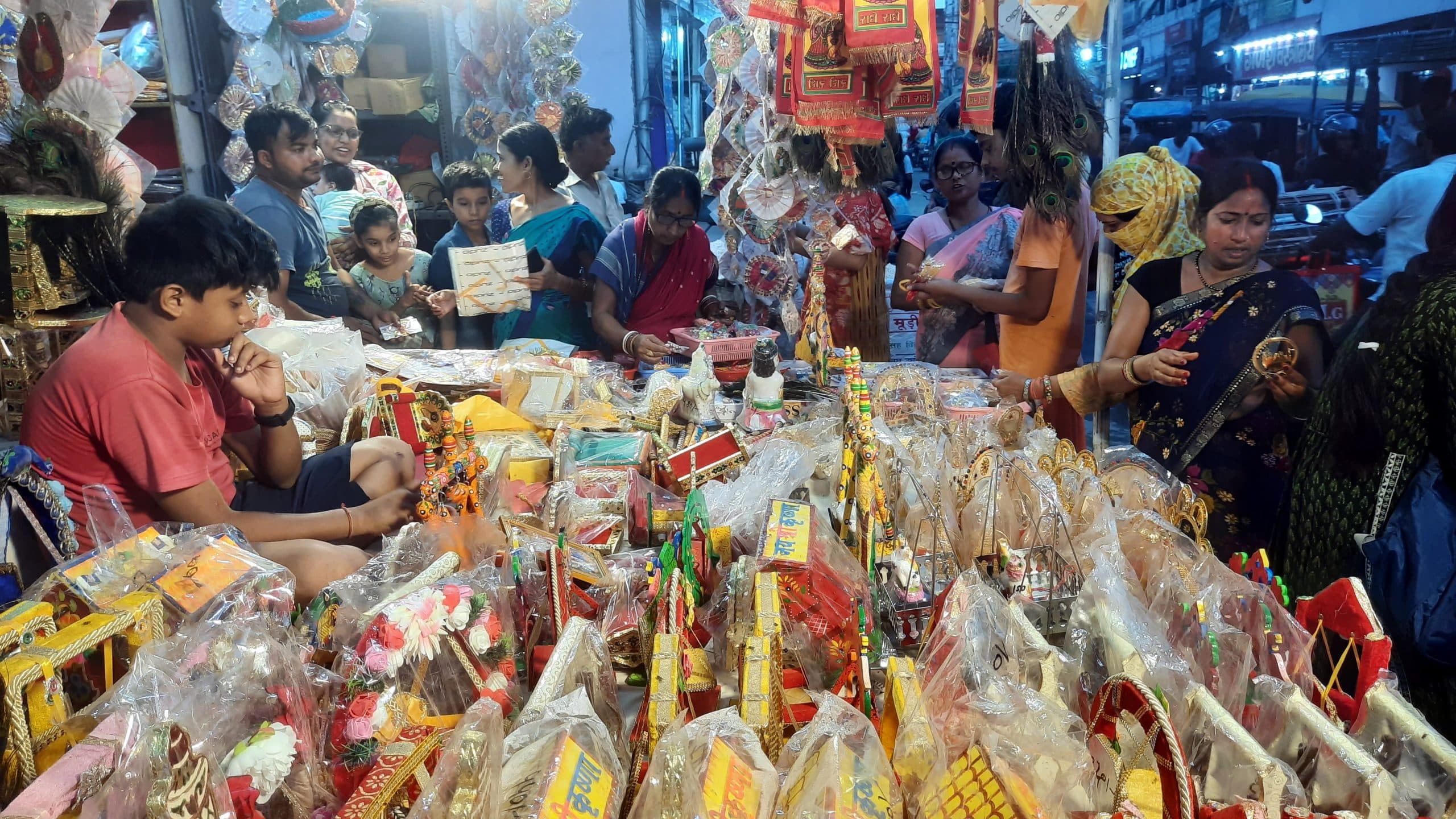 Janmashtami: मुजफ्फरपुर में 8000 तक के झूले और 1000 तक की मूर्तियां बनी लोगों की पसंद