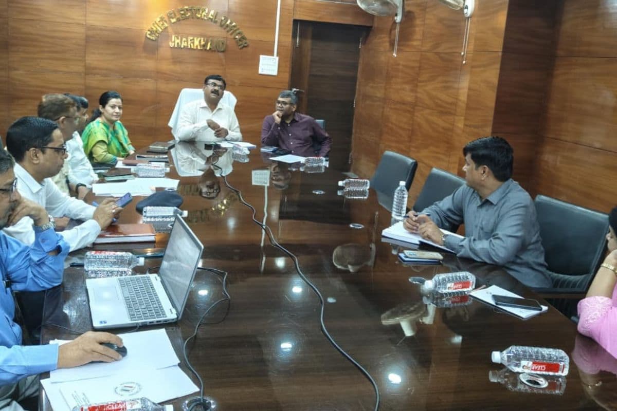 झारखंड विधानसभा चुनाव की तैयारी को लेकर सीईओ के रवि कुमार ने की बैठक, लंबित आवेदनों के निबटारे का निर्देश
