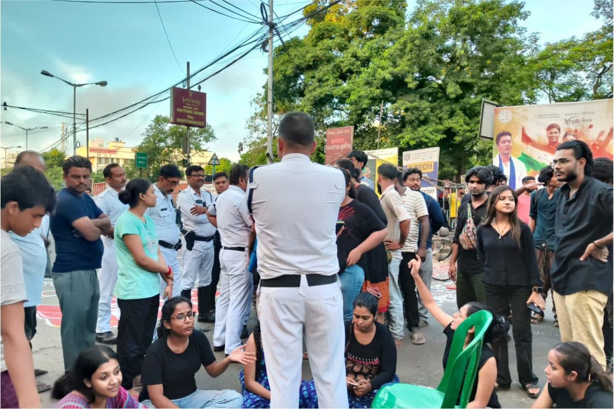 Kolkata Doctor Murder : प्रदर्शन कर रहे लोगों को सिविक वोलंटियर ने मारी टक्कर, हुआ गिरफ्तार