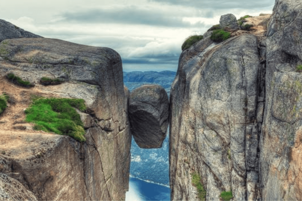 Kjeragbolten, Norway: केजेरागबोल्टन चट्टान तक पहुंचना नही है आसान, केवल साहसी लोगों में है हिम्मत इस पर कदम रखने की