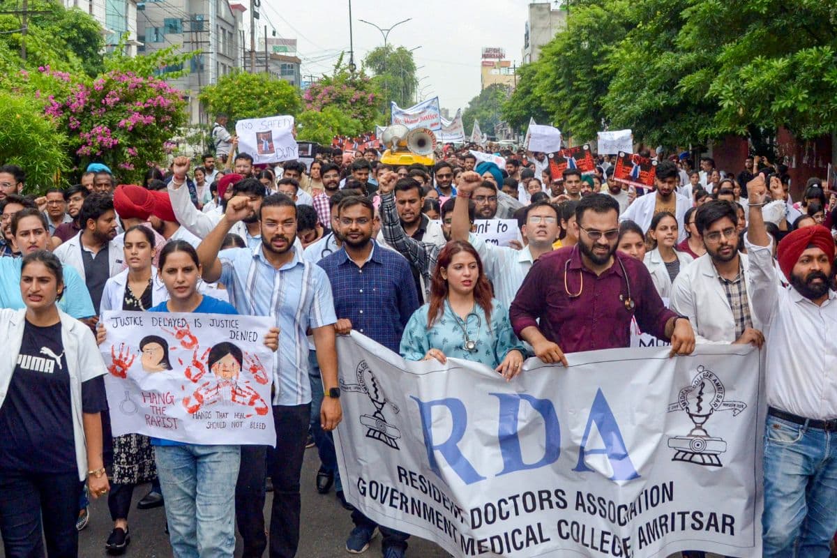 Kolkata Doctor Murder Case: डॉक्टरों की सुरक्षा पर बनेगी कमेटी, सरकार ने Doctors से काम पर लौटने की अपील की