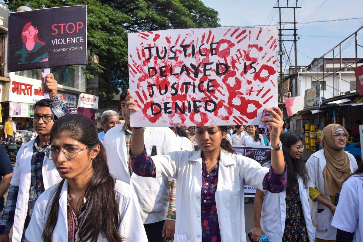 Kolkata Doctor Murder Case: मृतक डॉक्टर के पिता का खुलासा- श्मशान घाट पर पहले जला दिया गया बेटी का शव, मां ने भी खोले कई राज