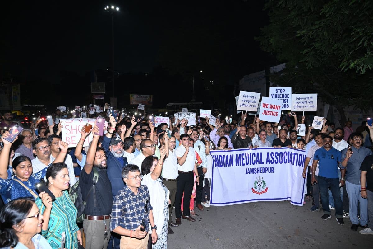 Kolkata Murder Case: जमशेदपुर में हड़ताल पर रहे डॉक्टर, काला बिल्ला लगाकर किया प्रदर्शन, भटकते रहे मरीज