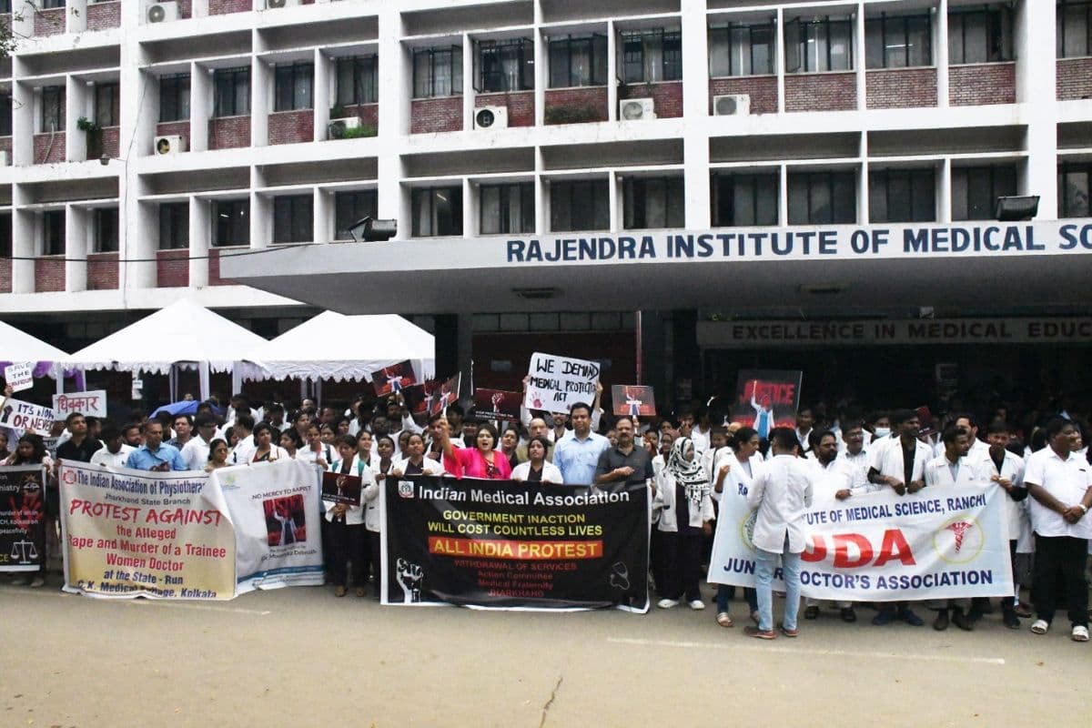 Kolkata Murder Case: झारखंड में हड़ताल पर रहे डॉक्टर, रांची के रिम्स और सदर अस्पताल में इमरजेंसी छोड़ सभी सेवाएं ठप