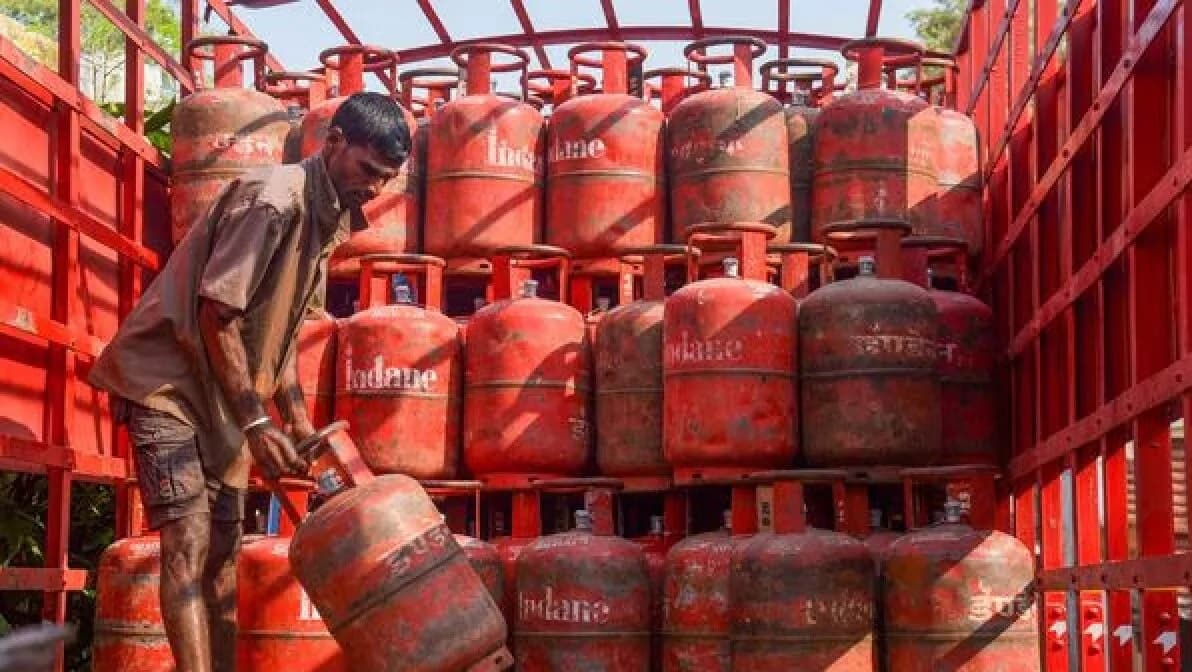 1 सितंबर से होने जा रहा है बड़ा बदलाव, LPG और DA से आधार तक बदल जाएंगे नियम