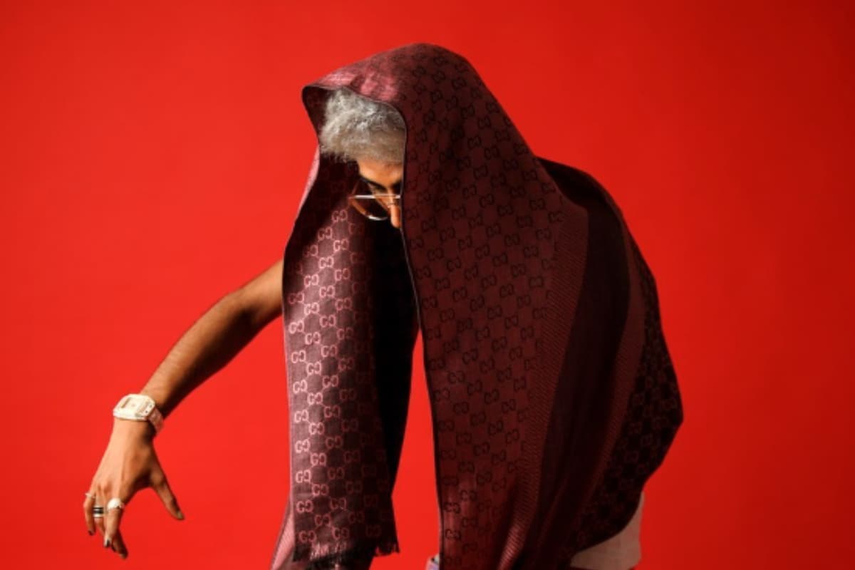 इस रैपर से हाथ मिलाने के लिए एक शख्स के कंधे पर चढ़ गया ये फैन, यूजर्स बोले- कितना भी नफरत कर लो…