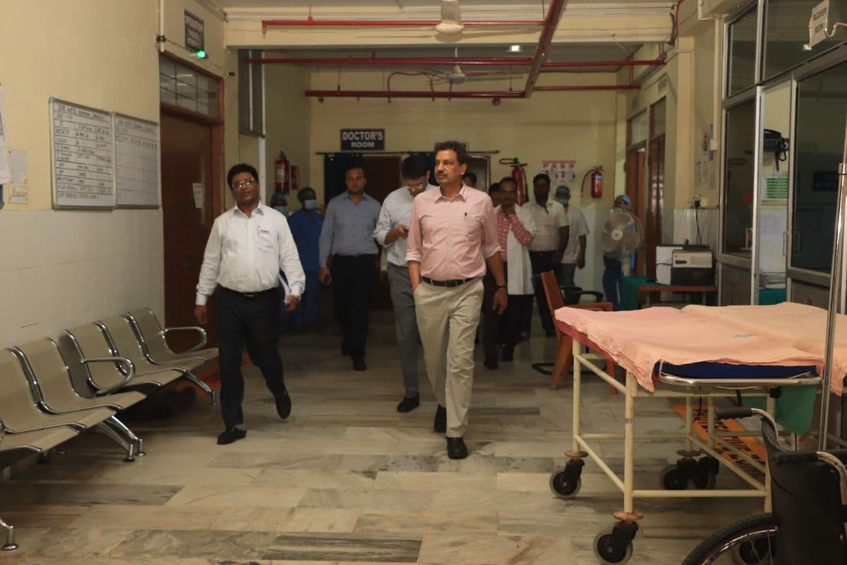 झारखंड के स्वास्थ्य सचिव अजय कुमार सिंह पहुंचे एमजीएम अस्पताल, अव्यवस्था देख बिफरे, अधीक्षक को लगायी फटकार