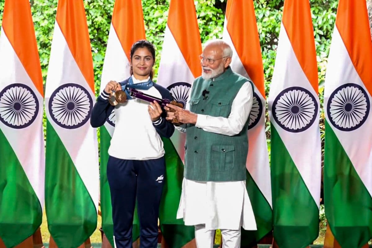 PM Modi Meets Olympic Athletes: मनु ने पिस्टल, श्रीजेश ने पीएम मोदी को दी जर्सी; ऐसी रही मुलाकात