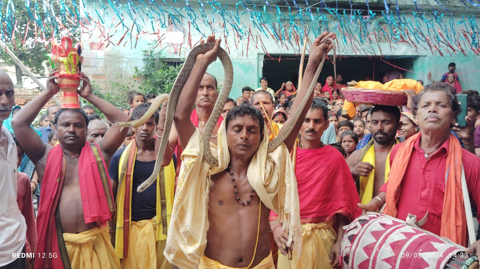 Naag Panchami 2024: समस्तीपुर में दिखा ये नजारा, नागपंचमी पर गले में सांप बांधाकर निकले लोग