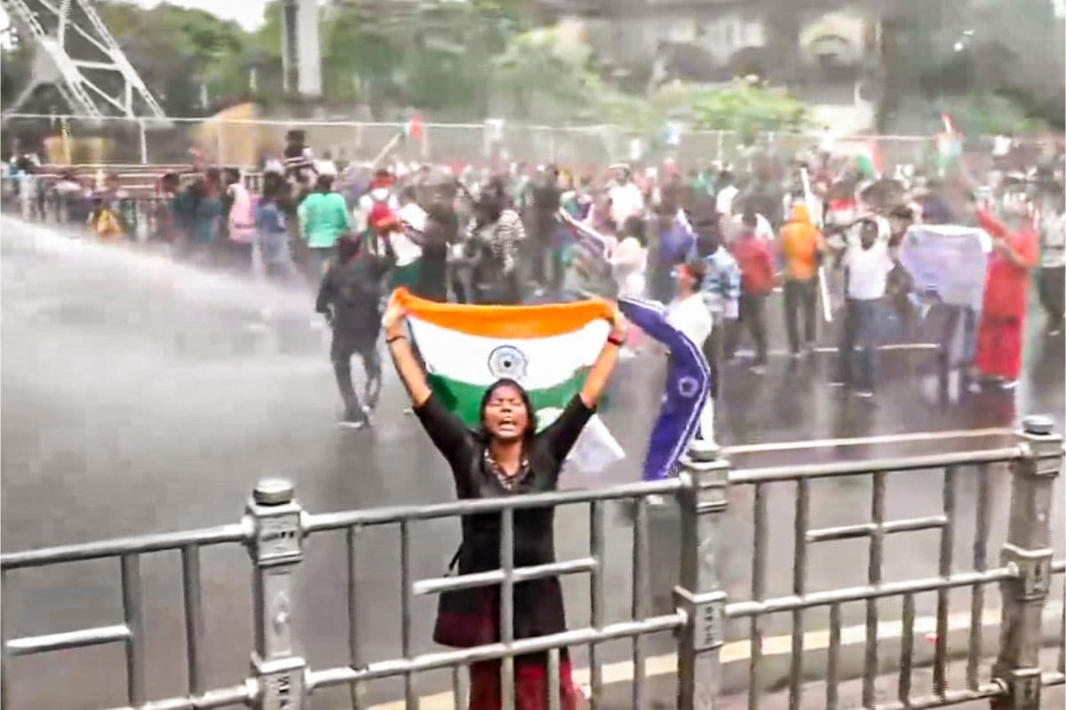 Nabanna Abhiyan : प्रदर्शनकारियों ने की पत्थरबाजी, पुलिस का फूटा सिर, भाजपा ने बुलाया 12 घंटे का बंद