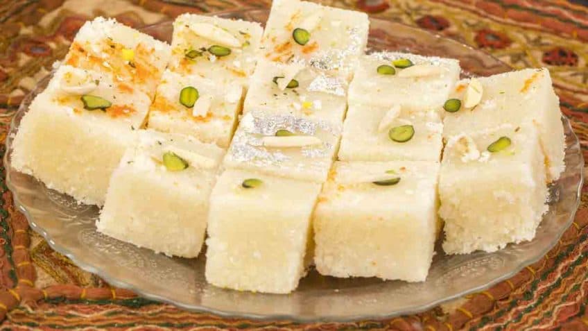 Janmashtami Special Recipe: इस जन्माष्टमी घर पर ही बनाएं नारियल की स्वादिष्ट बर्फी, जानें बनाने की विधि