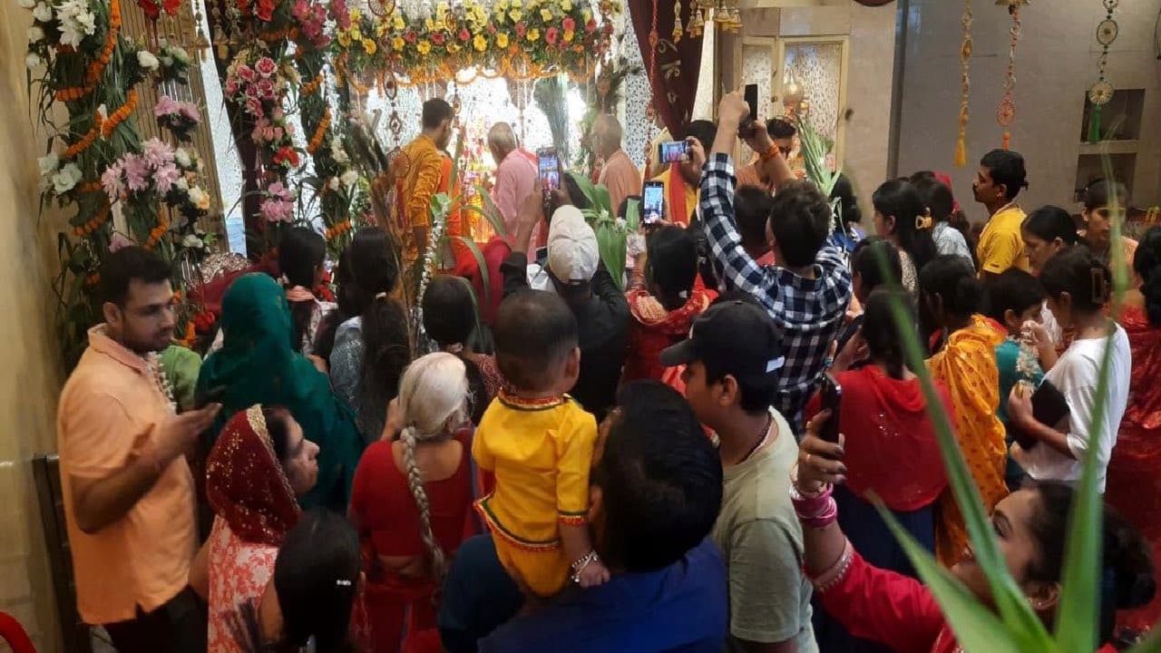 मुजफ्फरपुर के मंदिरों में रही श्रीकृष्ण जन्मोत्सव की धूम, भगवान को लगाया छप्पन भोग