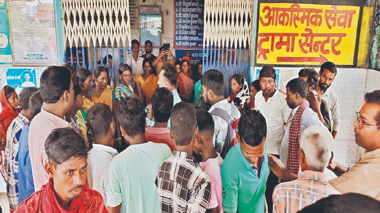 Bihar News: गया में एंबुलेंस न मिलने पर रेफर मरीज की मौत, ग्रामीणों का अस्पताल में हंगामा