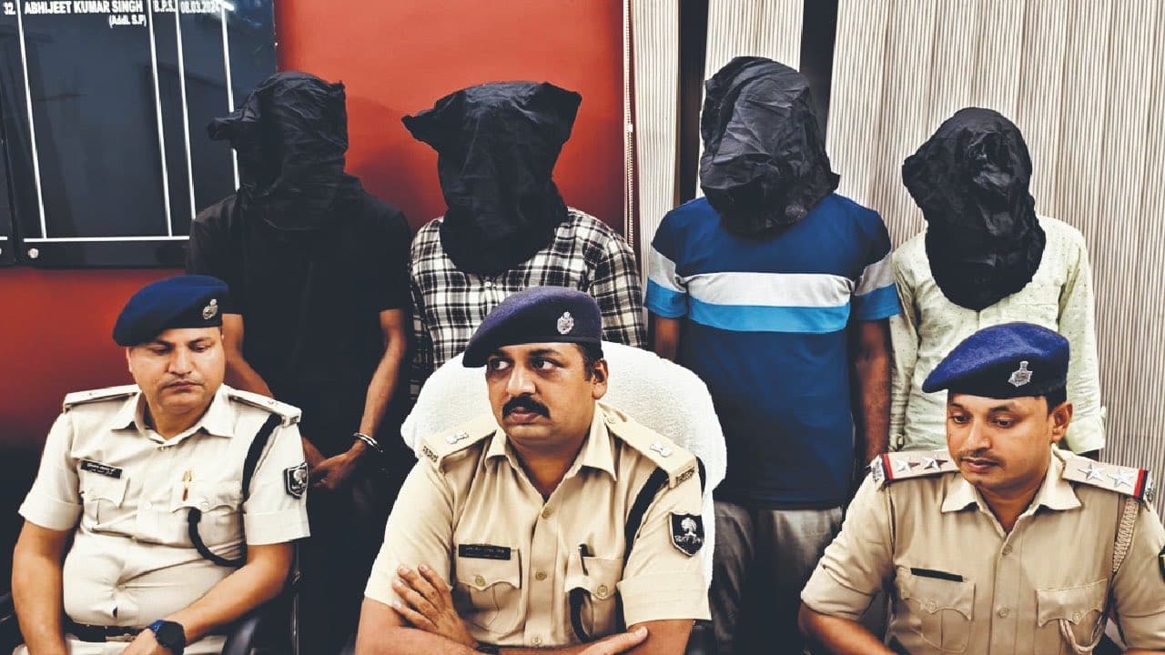 Bihar Police Exam: कटिहार में सॉल्वर गिरोह का मास्टरमाइंड गिरफ्तार, अभ्यर्थियों को देता था ट्रेनिंग Bihar Police Exam: कटिहार में सॉल्वर गिरोह का मास्टरमाइंड गिरफ्तार, अभ्यर्थियों को देता था ट्रेनिंग