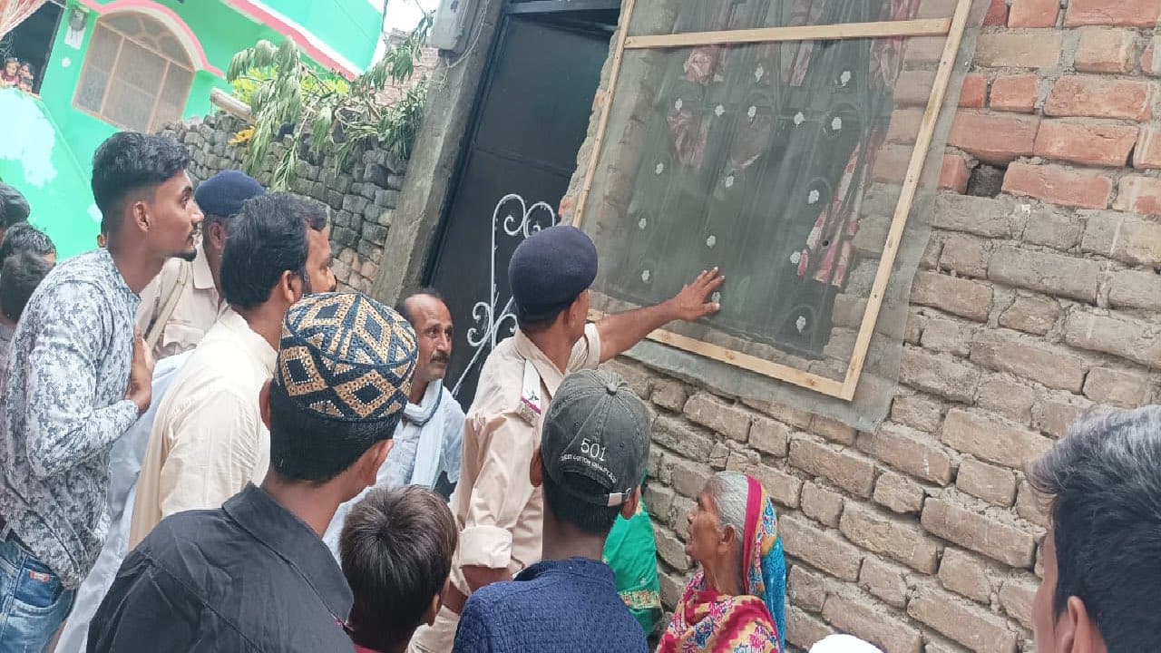 Bihar News: बेतिया में घर पर ताबड़तोड़ फायरिंग, परिवार ने दूसरे  कमरे में छिपकर बचायी जान