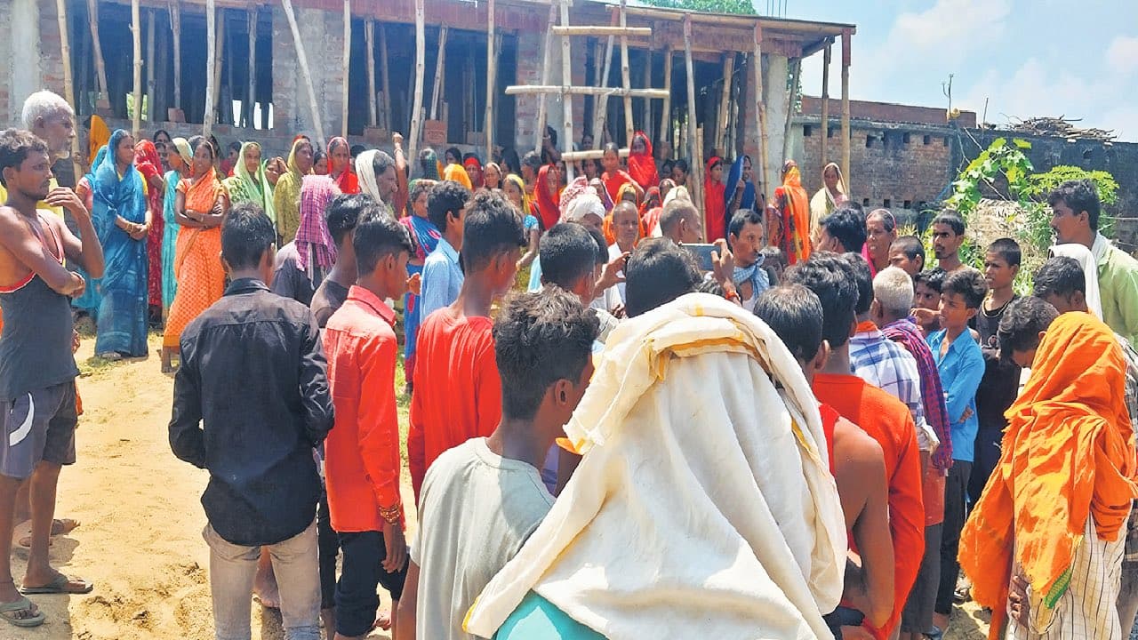 Gaya News: बालू उठाव को लेकर ग्रामीणों व पुलिस में झड़प, ग्रामीणों ने पुलिस पर लगाया आरोप