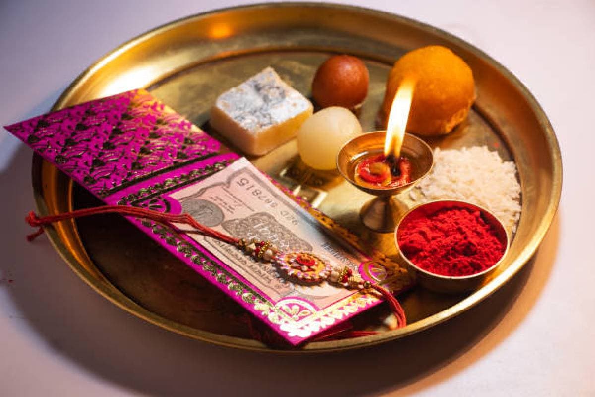 Raksha Bandhan 2024: बहनें राखी बांधने से पहले भाई को दें ये चीज, भाई की होगी तरक्की, नहीं होगी तिजोरी खाली