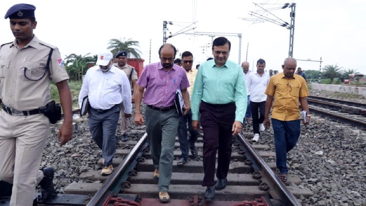 Bihar News: बिहार सम्पर्क क्रांति एक्सप्रेस हादसा पर कार्रवाई, पूर्व मध्य रेल महाप्रबंधक ऐक्शन में