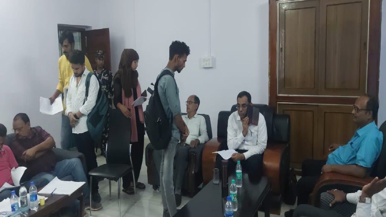 सर! तीन साल पहले दिया था आवेदन, अबतक मूल प्रमाणपत्र नहीं मिला BRABU संवाद में छात्रों ने की शिकायत