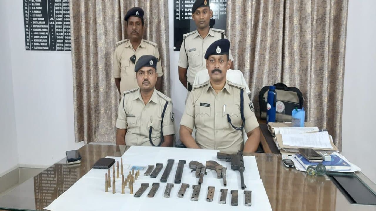 भागलपुर के पेट्रोल पंप पर खड़ी कार से भारी मात्रा में हथियार बरामद, पुलिस आरोपी की तलाश में