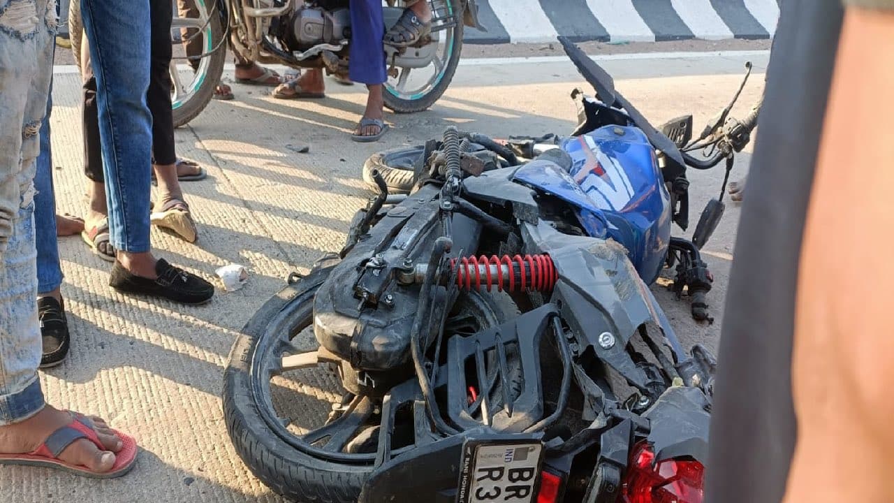 नवादा में तेज रफ्तार वाहन ने बाइक में मारी टक्कर, एक युवक की मौके पर मौत 1 घायल