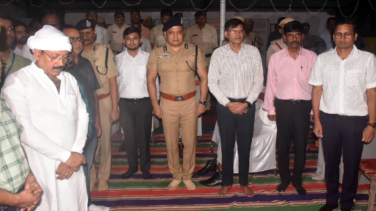 शहीद खुदीराम बोस केंद्रीय कारा में मनाया गया शहादत दिवस समारोह, भीगी आंखों से शहीद खुदीराम को माल्यार्पण