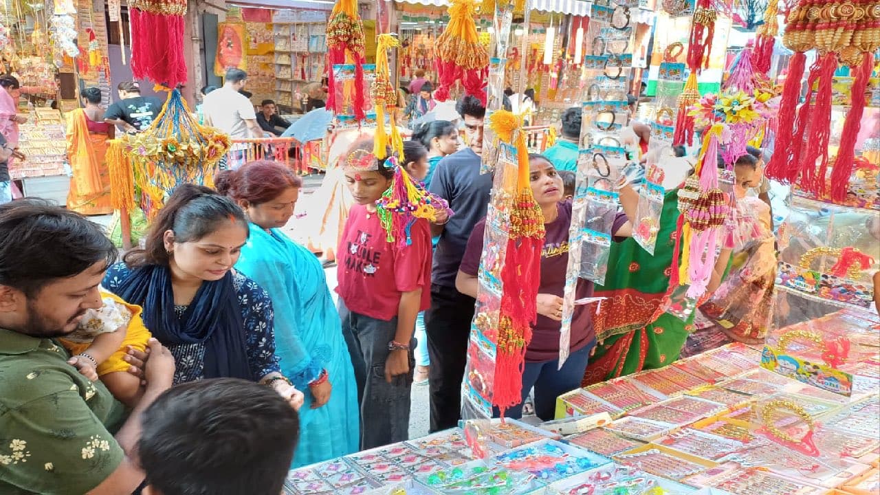 मुजफ्फरपुर के बाजारों में रही भीड़, जमकर राखियों की हुयी खरीदारी
