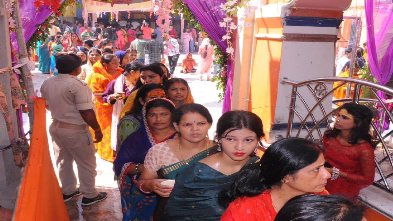 भागलपुर में आखिरी सोमवारी पर कहीं ईख के रस से रुद्राभिषेक तो कहीं बर्फ से शृंगारी