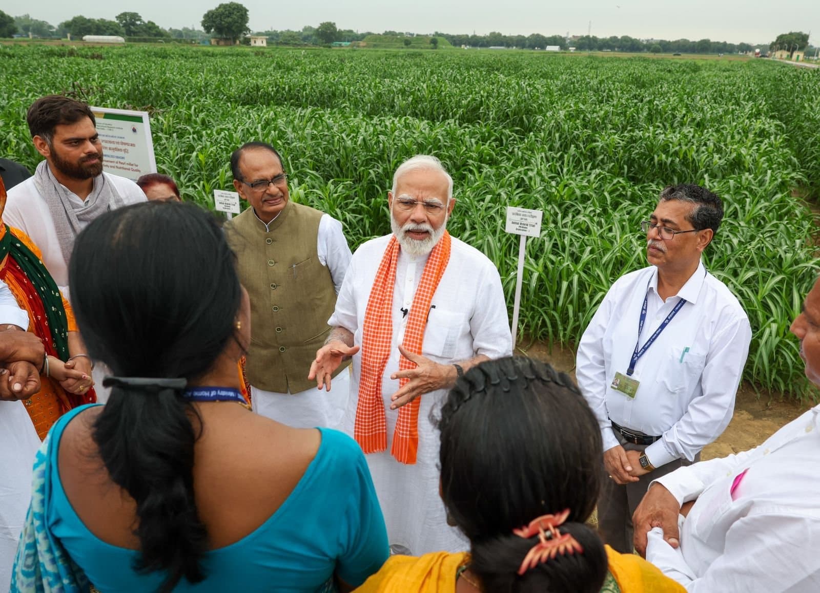 'यह एक सपना सच होने जैसा है…' नई किस्मों के बीजों को देखकर खिले किसानों के चेहरे, कहा- दोगुनी होगी आय