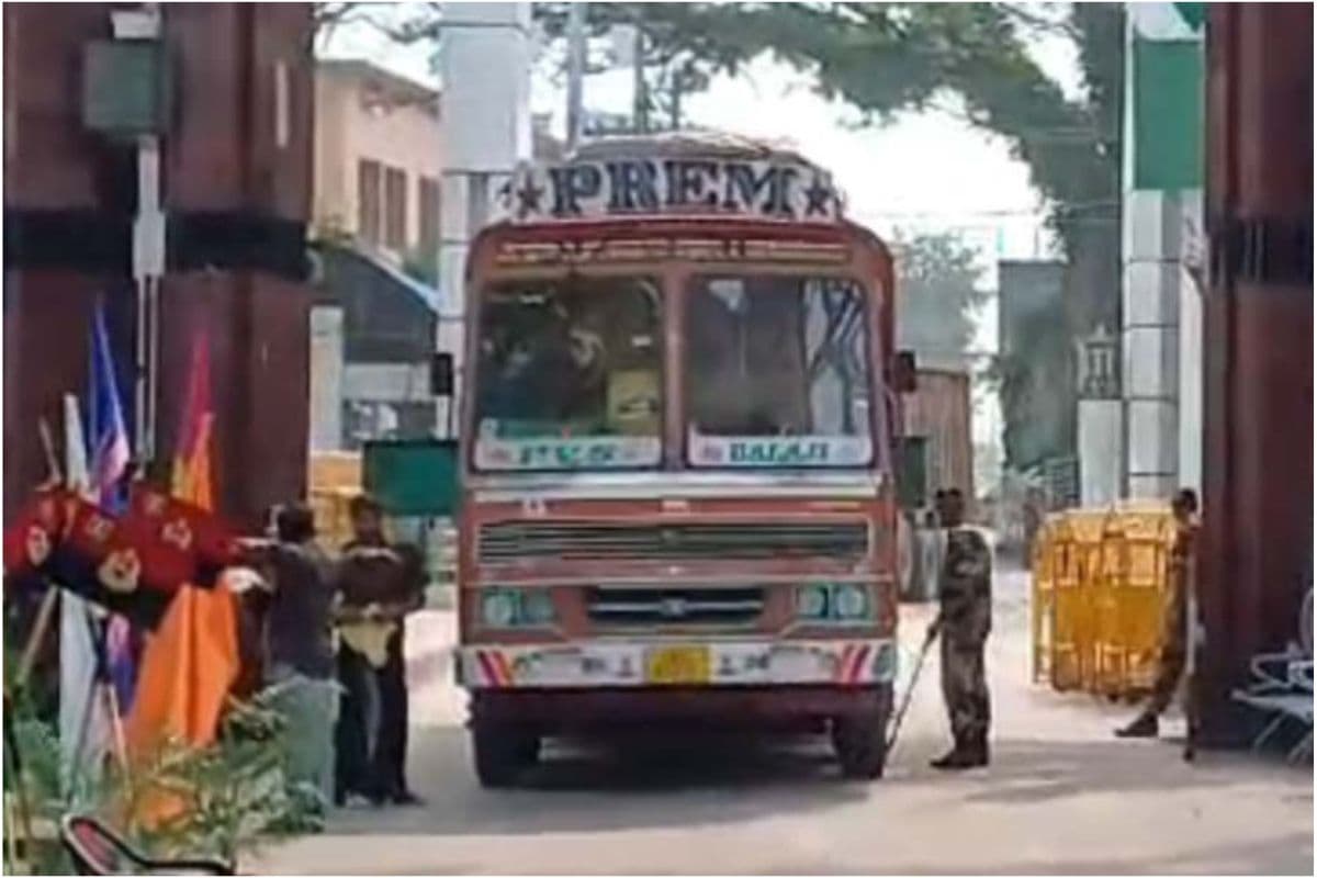 West Bengal : तीन दिनों बाद पेट्रापोल भूमि बंदरगाह के जरिये भारत-बांग्लादेश के बीच व्यापार शुरू