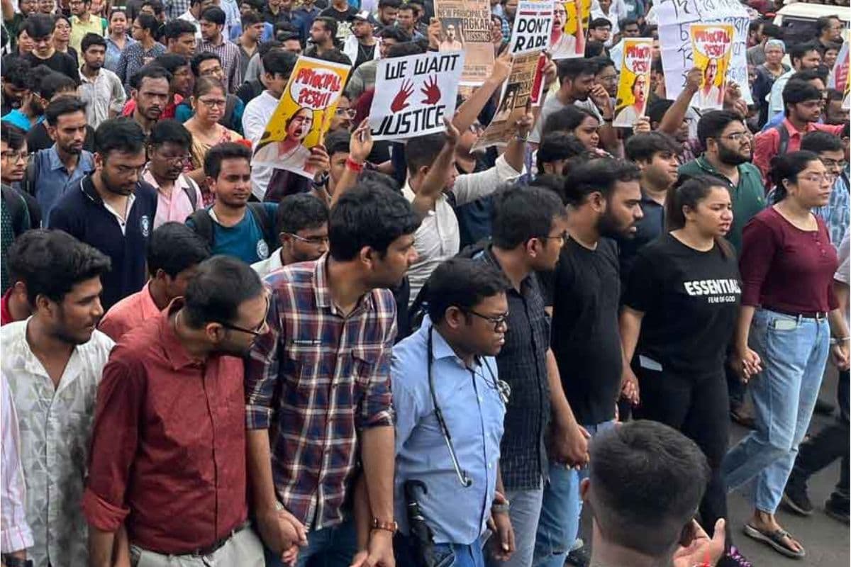 R G Kar Protest : कोलकाता डाॅक्टर हत्याकांड को लेकर राज्यभर में प्रदर्शन व हंगामा जारी