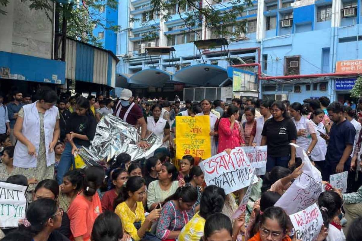 R G Kar Hospital Incident : कोलकाता में निर्भया कांड, डाॅक्टर से हुई दरिदंगी, विभिन्न सरकारी अस्पतालों में  हंगामा व प्रदर्शन