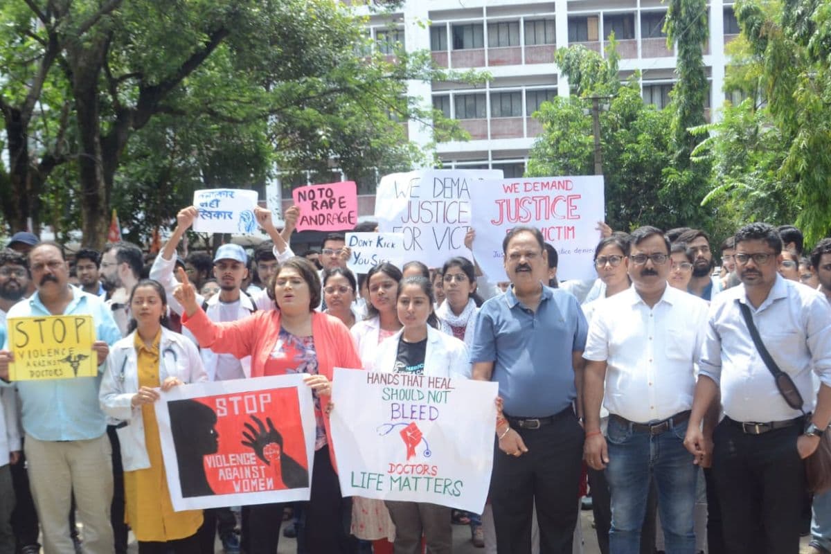 Kolkata Doctor Murder Case: रांची में रिम्स के जूनियर डॉक्टरों ने किया कार्य बहिष्कार, ओपीडी सेवा ठप, मरीजों का ऐसे हुआ इलाज