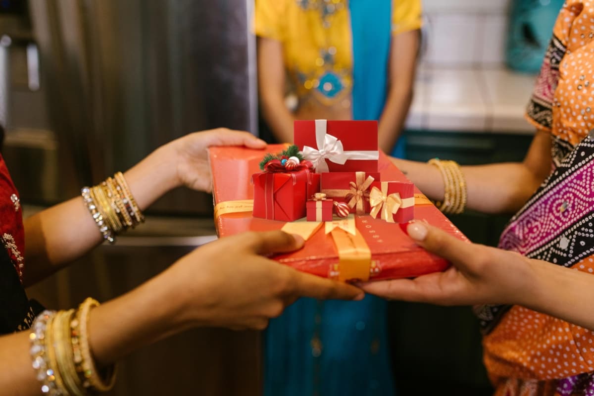 Rakhi Gift Ideas: भाई-बहन को राखी पर गिफ्ट करें तगड़े फीचर्स वाले ये ब्रांडेड फोन्स, 20 हजार में बन जाएगी बात