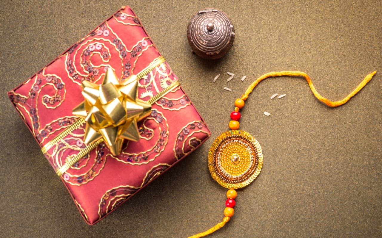 Rakhi Gift: राखी पर भाई-बहन को गिफ्ट करने के लिए परफेक्ट हैं ये स्मार्टवॉच, अमेजन सेल में मिल रहे 80% तक सस्ते