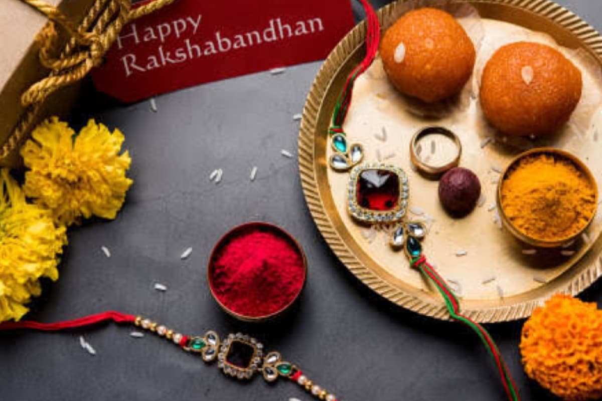 Raksha Bandhan 2025 : जानिए क्यों श्रावण पूर्णिमा को ही बांधी जाती है राखी, इतिहास, ज्योतिष और धर्मग्रंथों से जुड़ी बातें