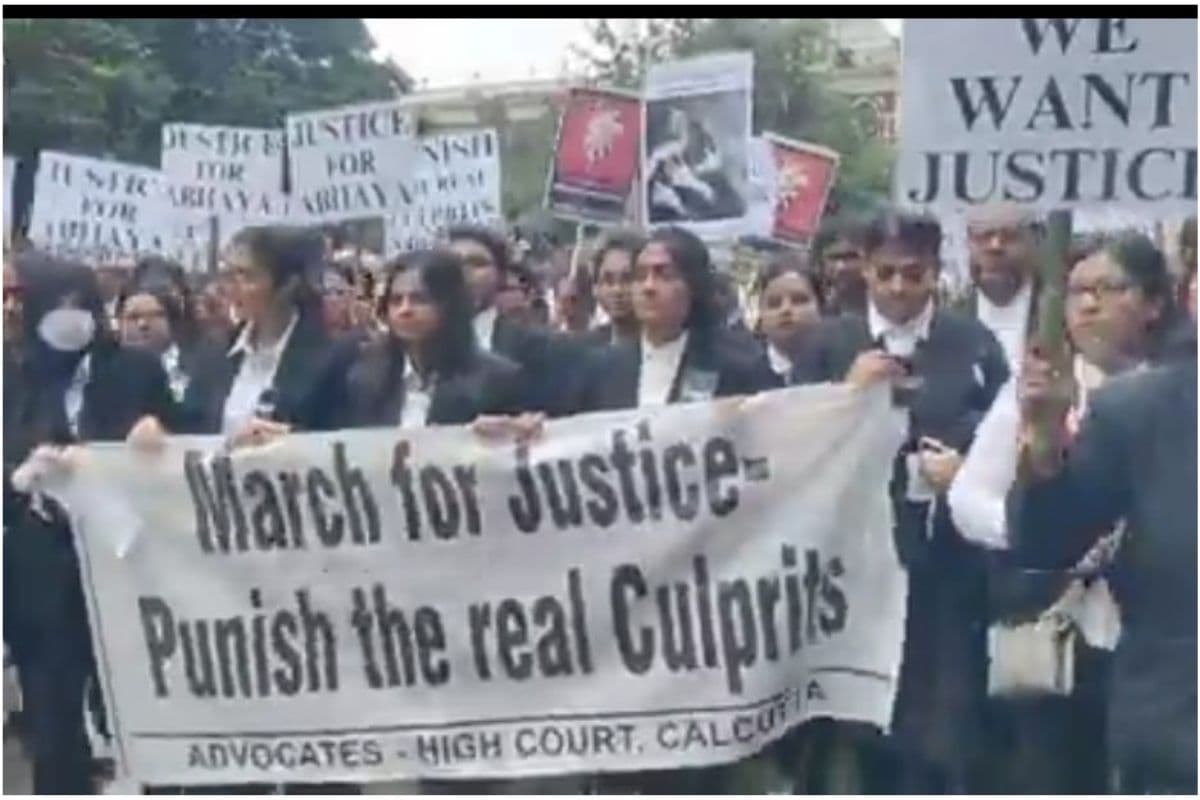 Kolkata Doctor Murder : दोषियों को सजा दिलाने की मांग करते हुए सड़क पर उतरे वकील व डाॅक्टर