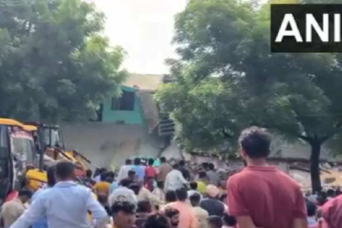 UP News : मैनपुरी में दो मंजिला मकान की छत गिरी, एक ही परिवार की तीन महिलाओं की मौत