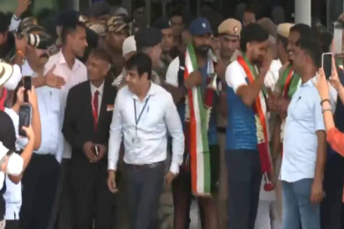Paris Olympics 2024: भारतीय एथलीटों की हुई वतन वापसी, दिल्ली एयरपोर्ट में हुआ भव्य स्वागत