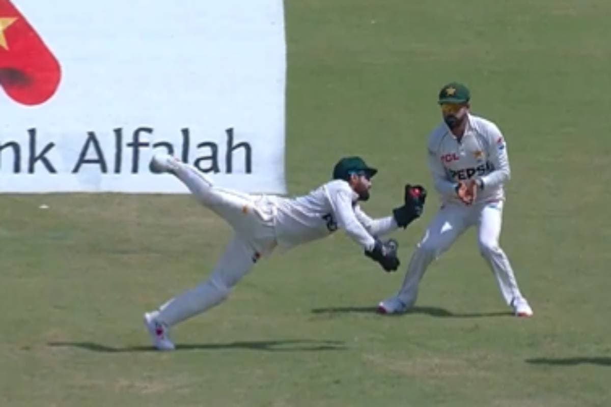 Mohammad Rizwan ने लगाई 'मंकी जम्प', एक हाथ से लपका कैच